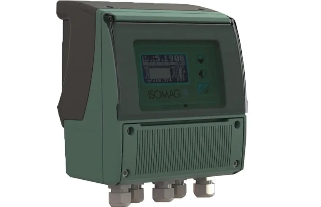 Radar level transmitter mounted on a storage tank